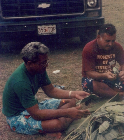 Frank Bully Sua and Vilai Vine helping clean the luau leaves for the palusami at the last reunion...
Fasi>Pulusila>Bully
Tinei>Aliitasi>Vine