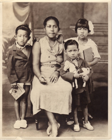 from Left; Salu Jr.(Honi), Pesi(mother), Sami & Bessie(Lote).

*Salu>Pesi>Salu Jr., Sami & Bessie