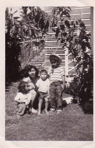Bessie(Lote)and sons Sonny & Chuck with cousin Namele in the backyard at the house on Alikoho Street.
*Salu>Pesi>Bessie>Sonny & Chuck
*Alamoni>Sa>Namele