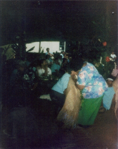 Taulauniu presenting an ie toga to Aunty Vendy at our last Sua reunion in HI...